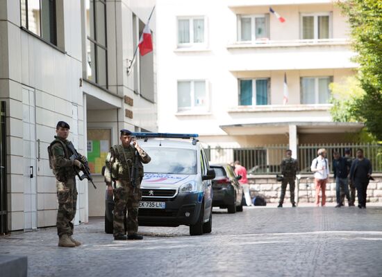 Автомобиль наехал на группу военнослужащих в пригороде Парижа