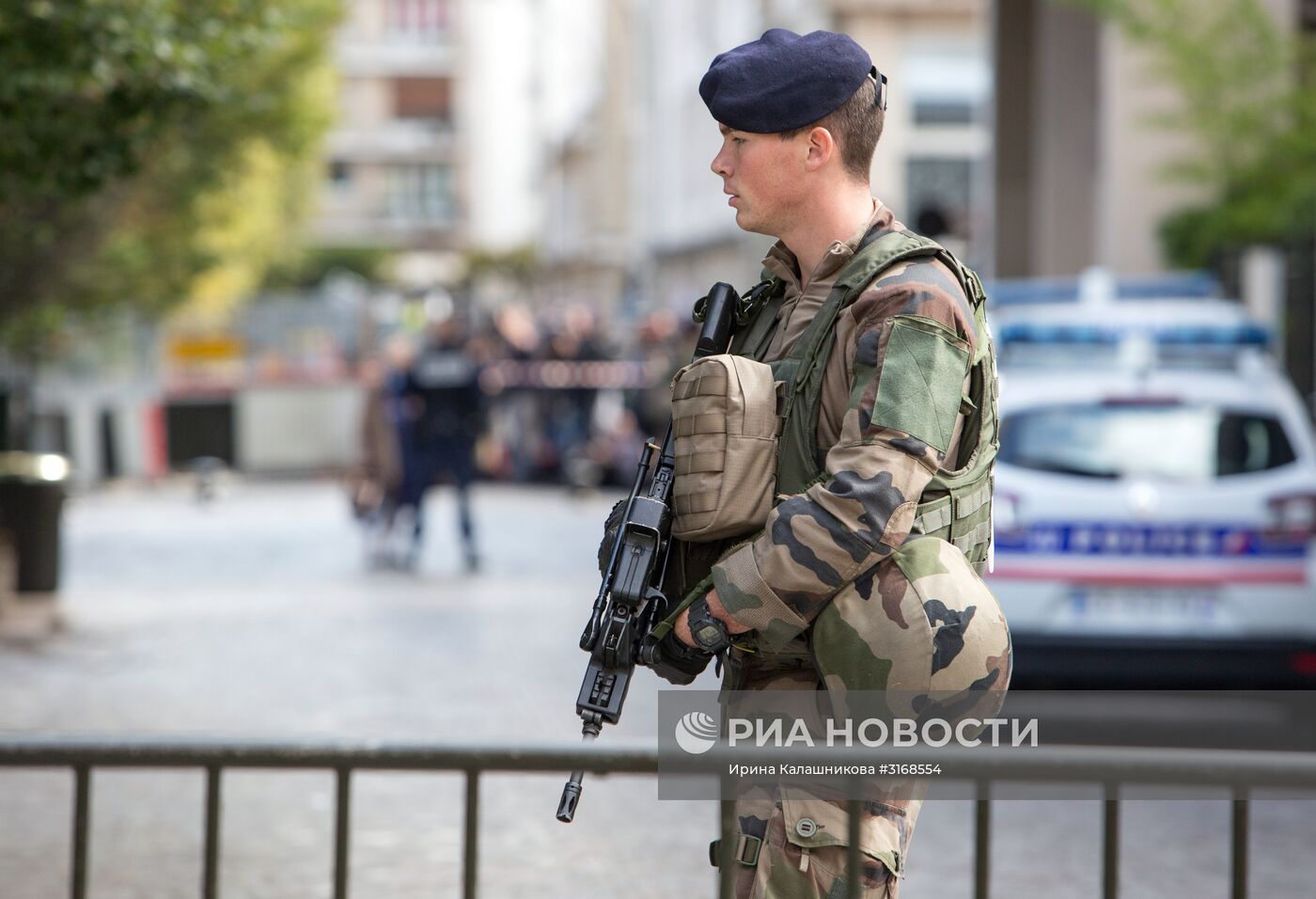 Автомобиль наехал на группу военнослужащих в пригороде Парижа