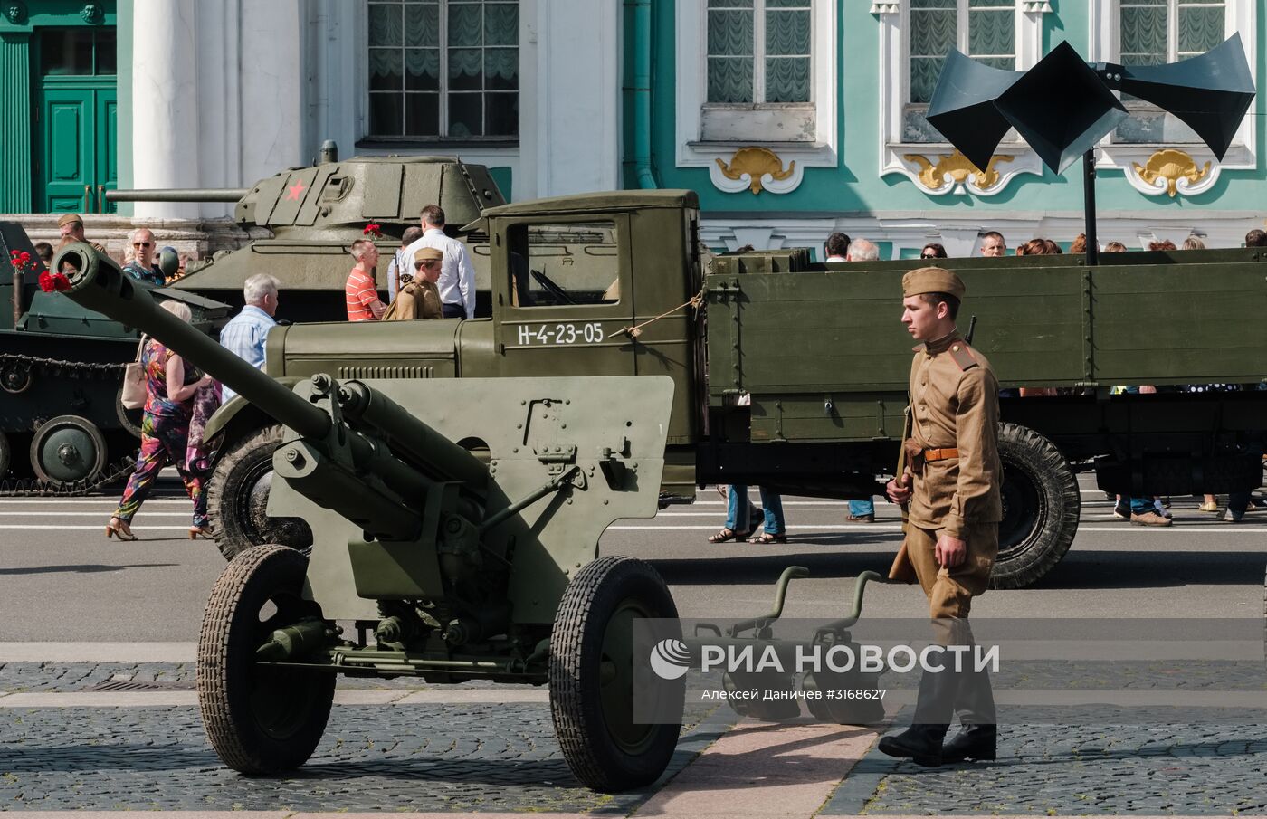 Выставка военной техники в Санкт-Петербурге