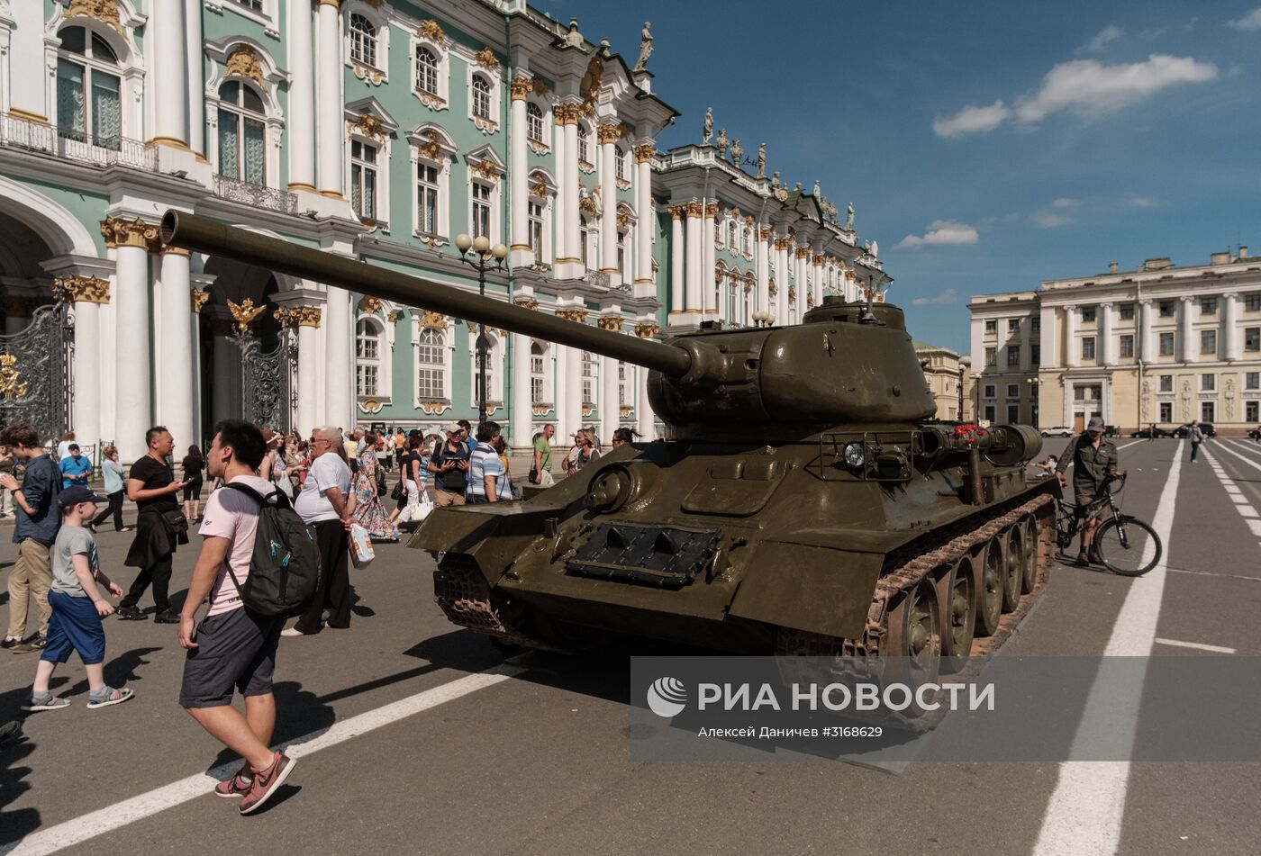 Выставка военной техники в Санкт-Петербурге