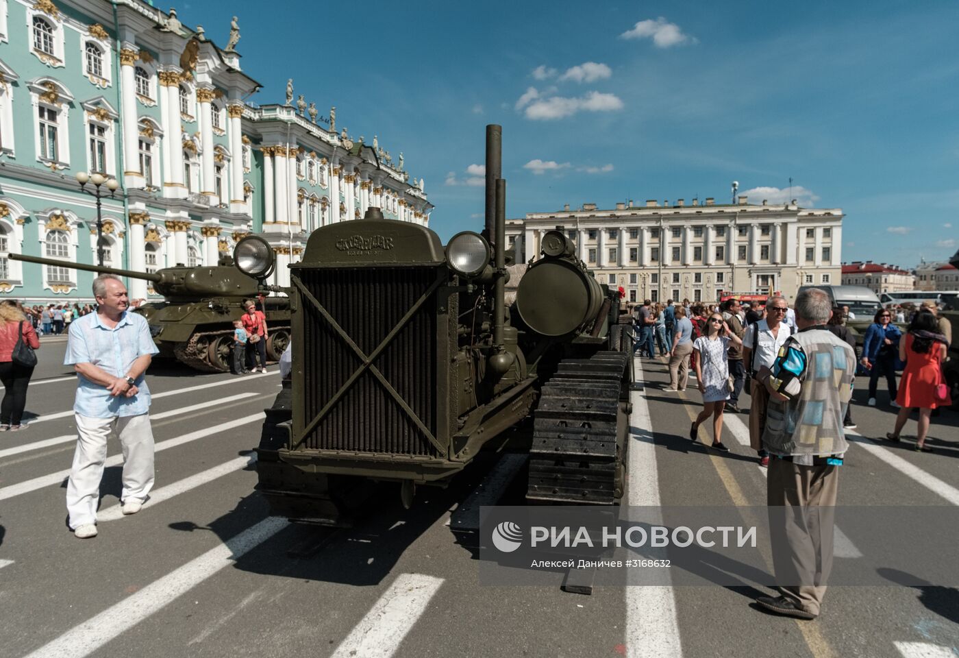 Выставка военной техники в Санкт-Петербурге