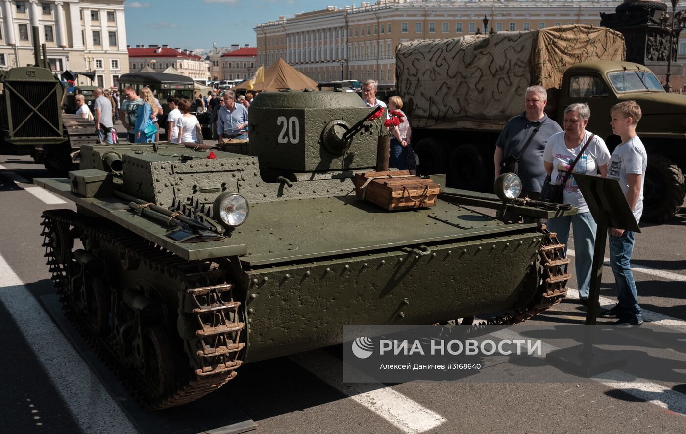 Выставка военной техники в Санкт-Петербурге