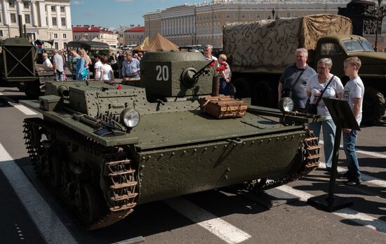 Выставка военной техники в Санкт-Петербурге