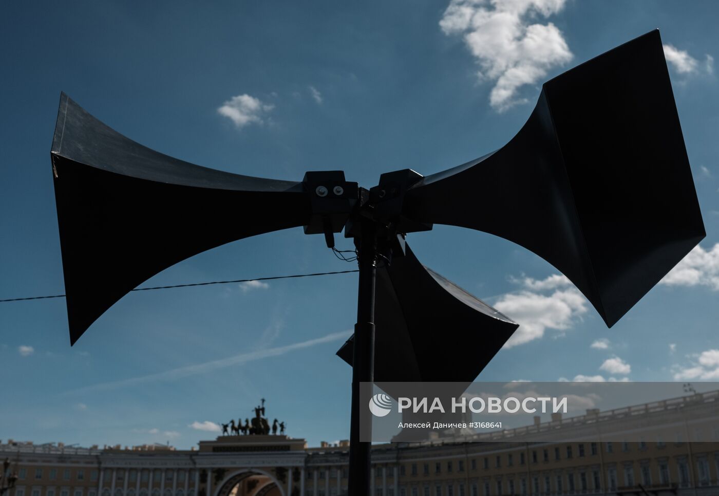 Выставка военной техники в Санкт-Петербурге