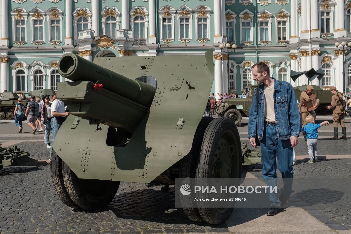 Выставка военной техники в Санкт-Петербурге