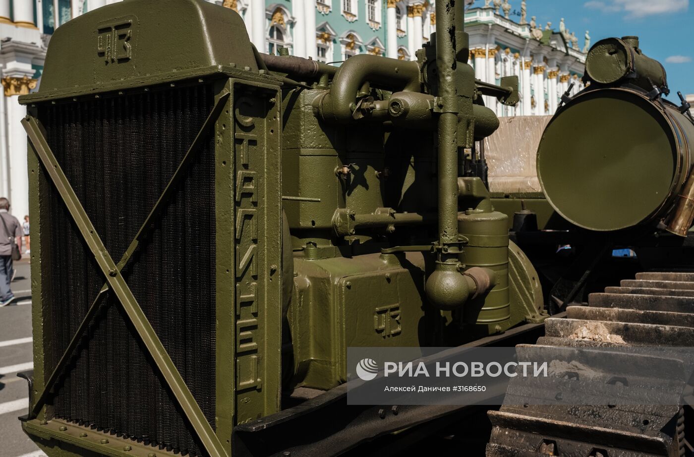 Выставка военной техники в Санкт-Петербурге