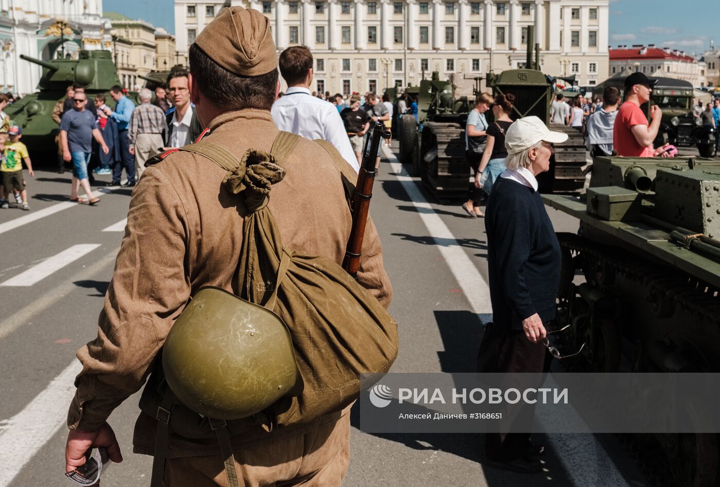 Выставка военной техники в Санкт-Петербурге