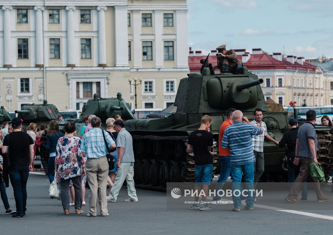 Выставка военной техники в Санкт-Петербурге