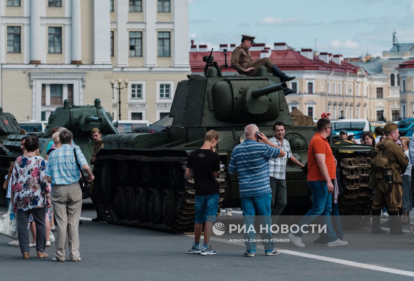 Выставка военной техники в Санкт-Петербурге