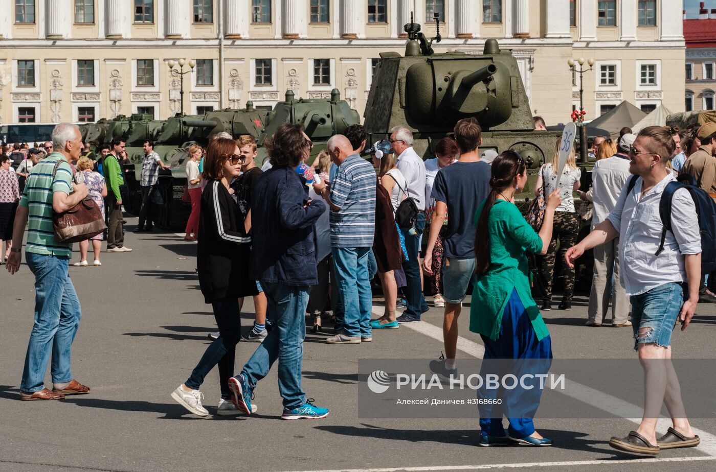 Выставка военной техники в Санкт-Петербурге