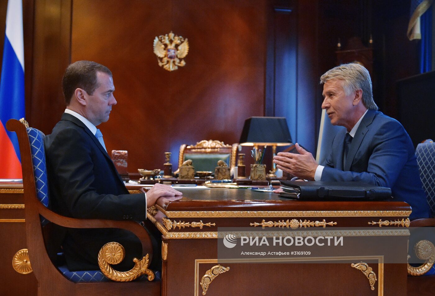Премьер-министр РФ Д. Медведев встретился с главой совета директоров "СИБУР Холдинг" Л. Михельсоном