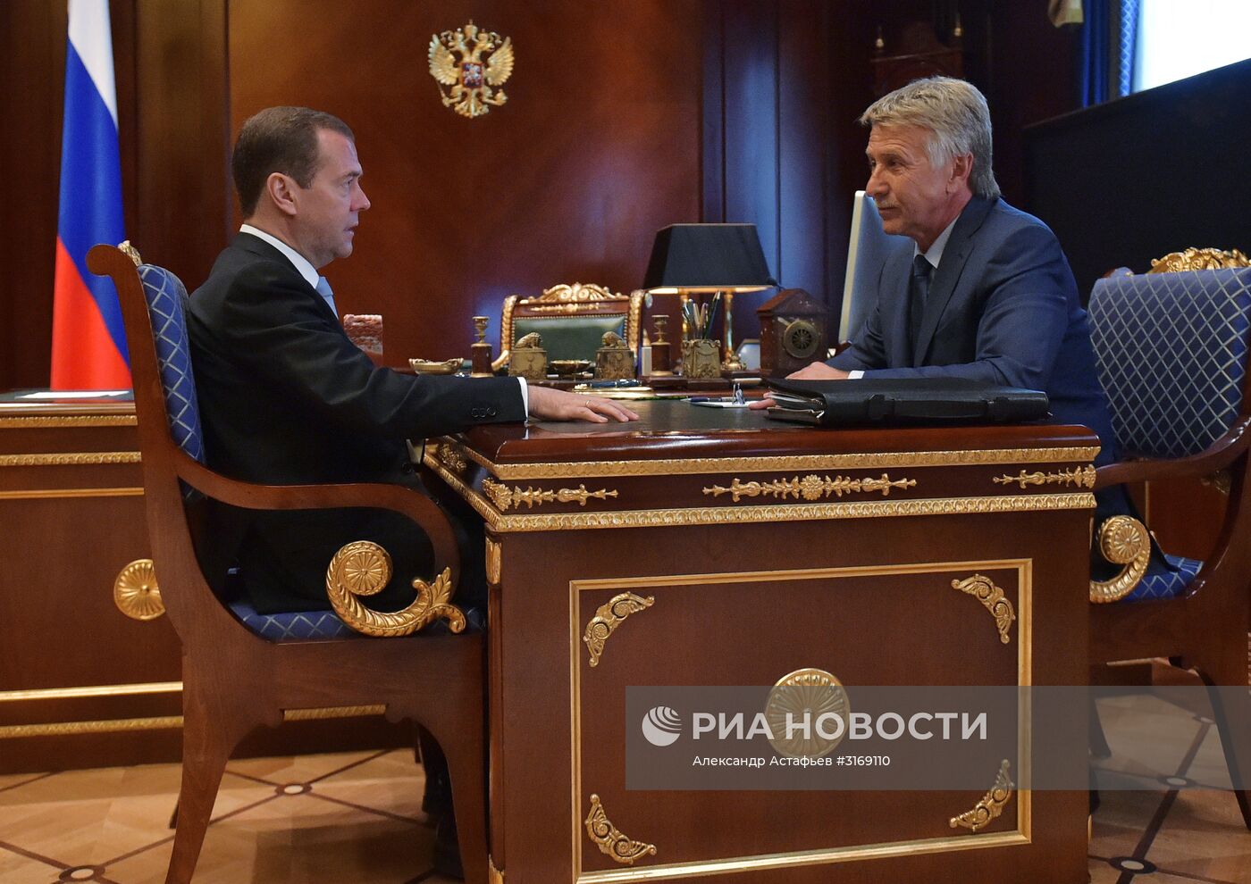 Премьер-министр РФ Д. Медведев встретился с главой совета директоров "СИБУР Холдинг" Л. Михельсоном