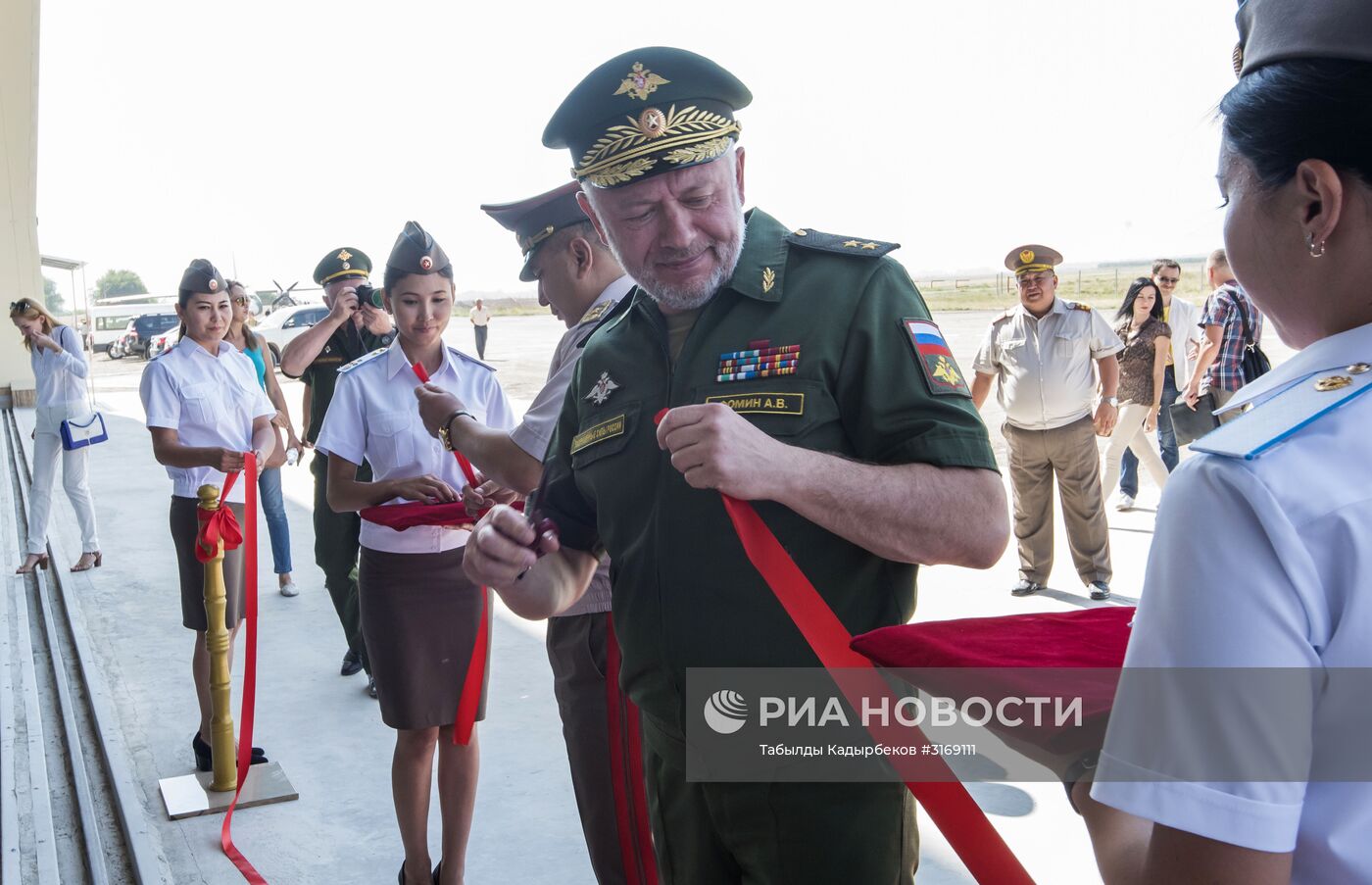 Церемония передачи Россией Киргизии двух военно-транспортных самолётов