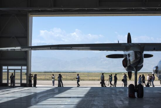 Церемония передачи Россией Киргизии двух военно-транспортных самолётов