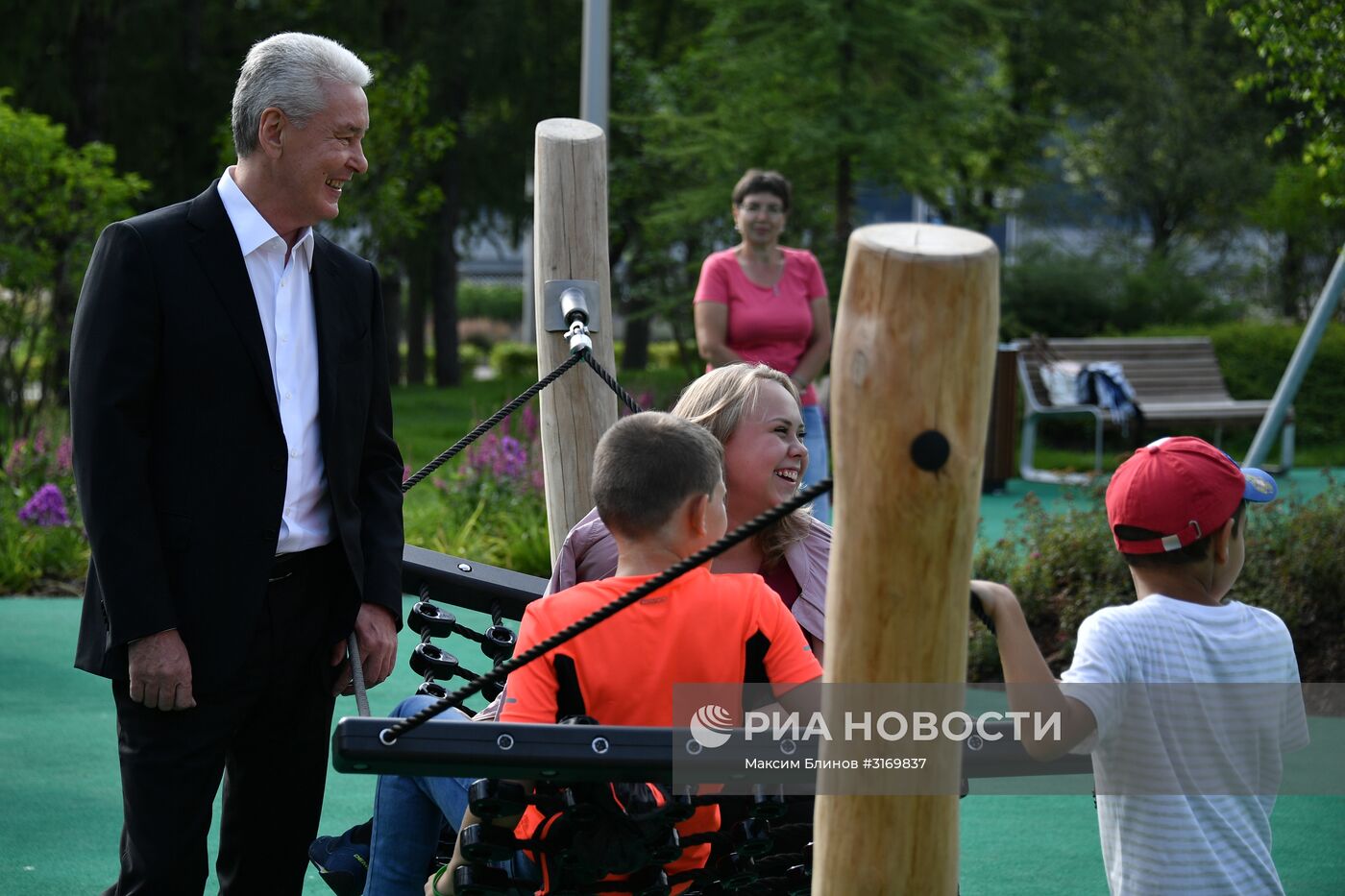 Мэр Москвы С. Собянин посетил новые детские площадки в "Лужниках"