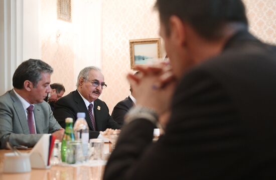 Встреча главы МИД РФ С. Лаврова с командующим Ливийской национальной армией Х. Хафтаром
