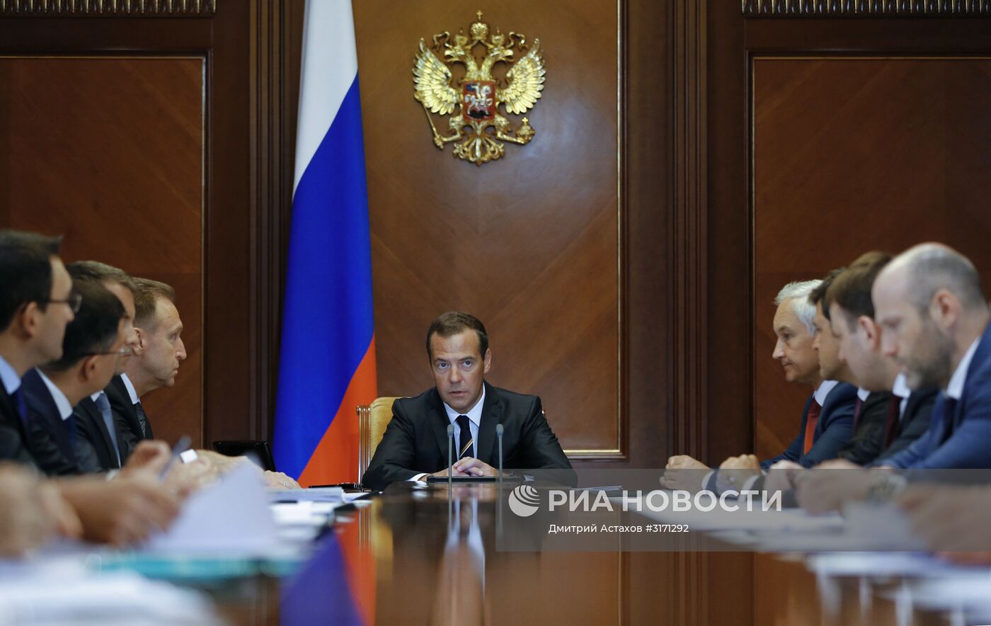Премьер-министр РФ Д. Медведев провел совещание о реализации программы "Цифровая экономика Российской Федерации"