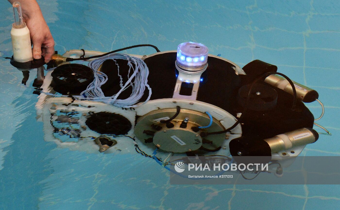 Демонстрация подводного робота в бассейне ДВФУ