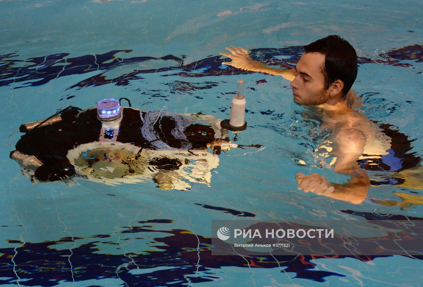 Демонстрация подводного робота в бассейне ДВФУ