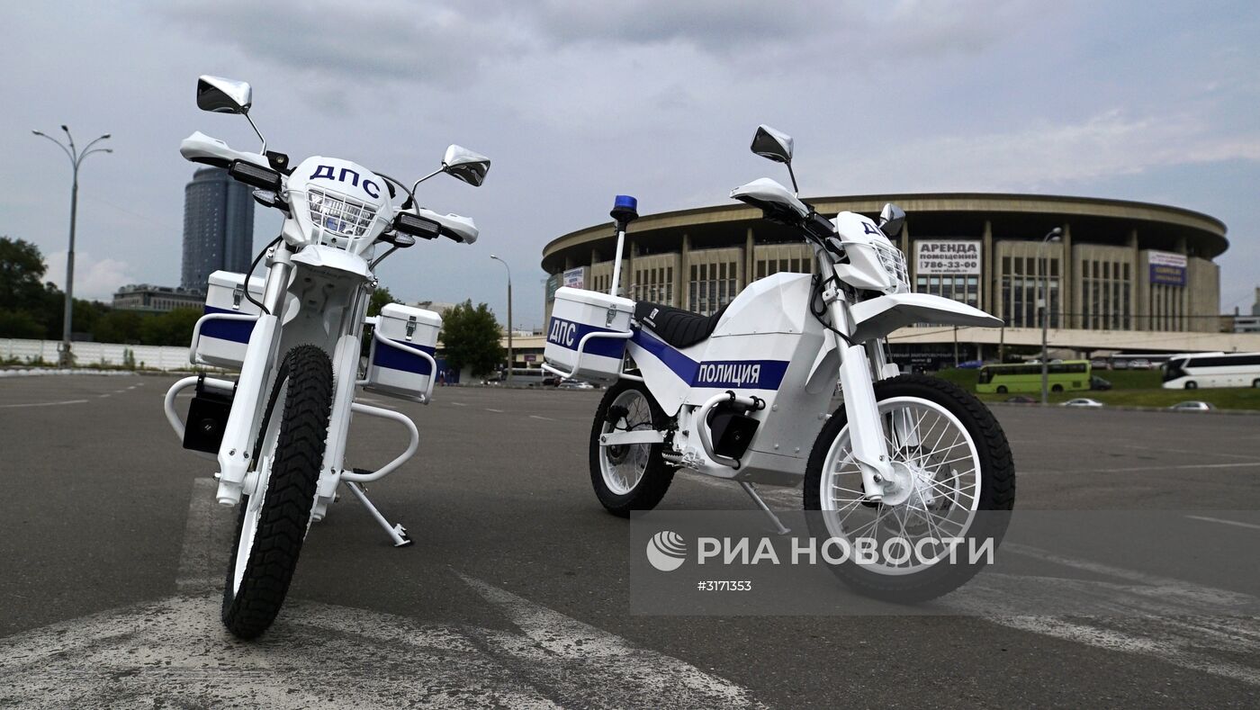 Концерн "Калашников" показал первые образцы электромотоциклов "Иж" для сотрудников ГИБДД