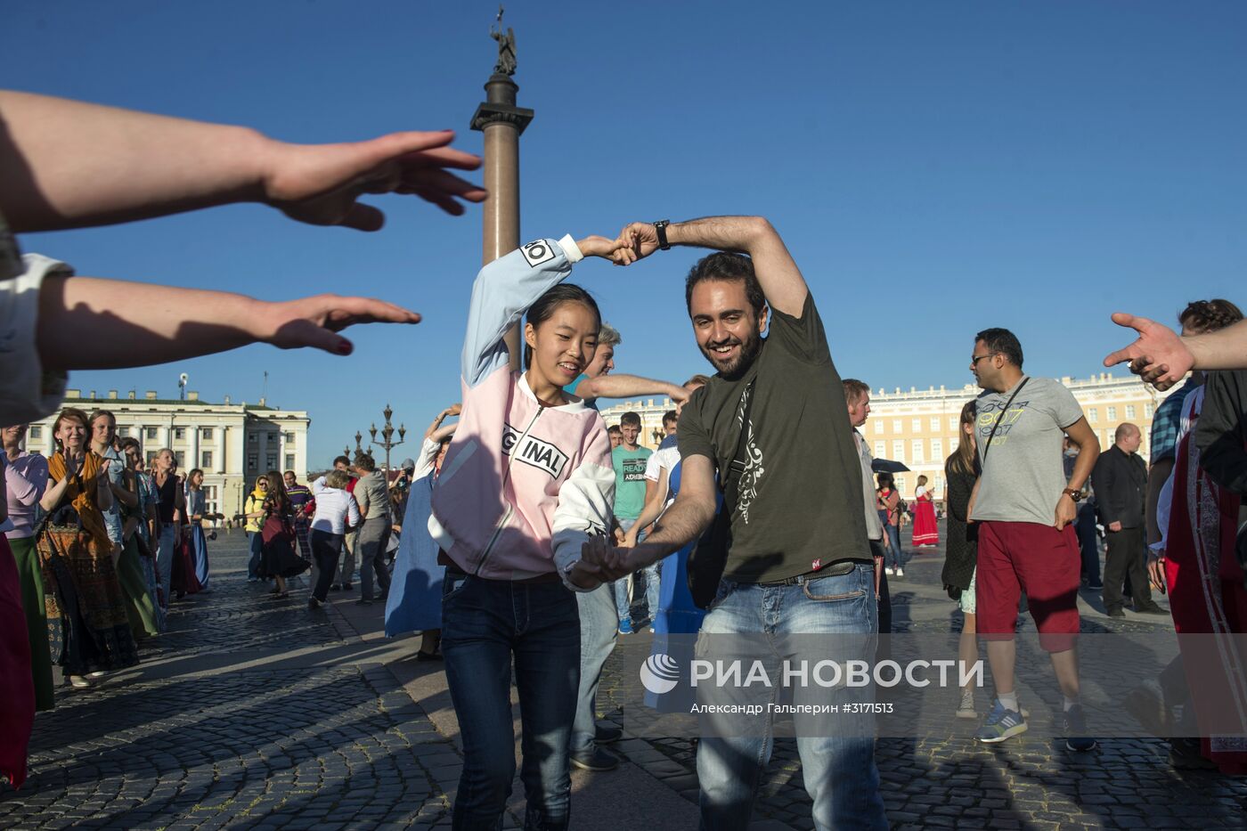 "Большой хоровод мира" на Дворцовой площади в Санкт-Петербурге