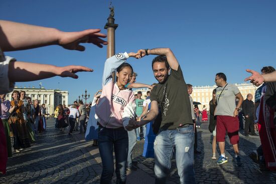 "Большой хоровод мира" на Дворцовой площади в Санкт-Петербурге