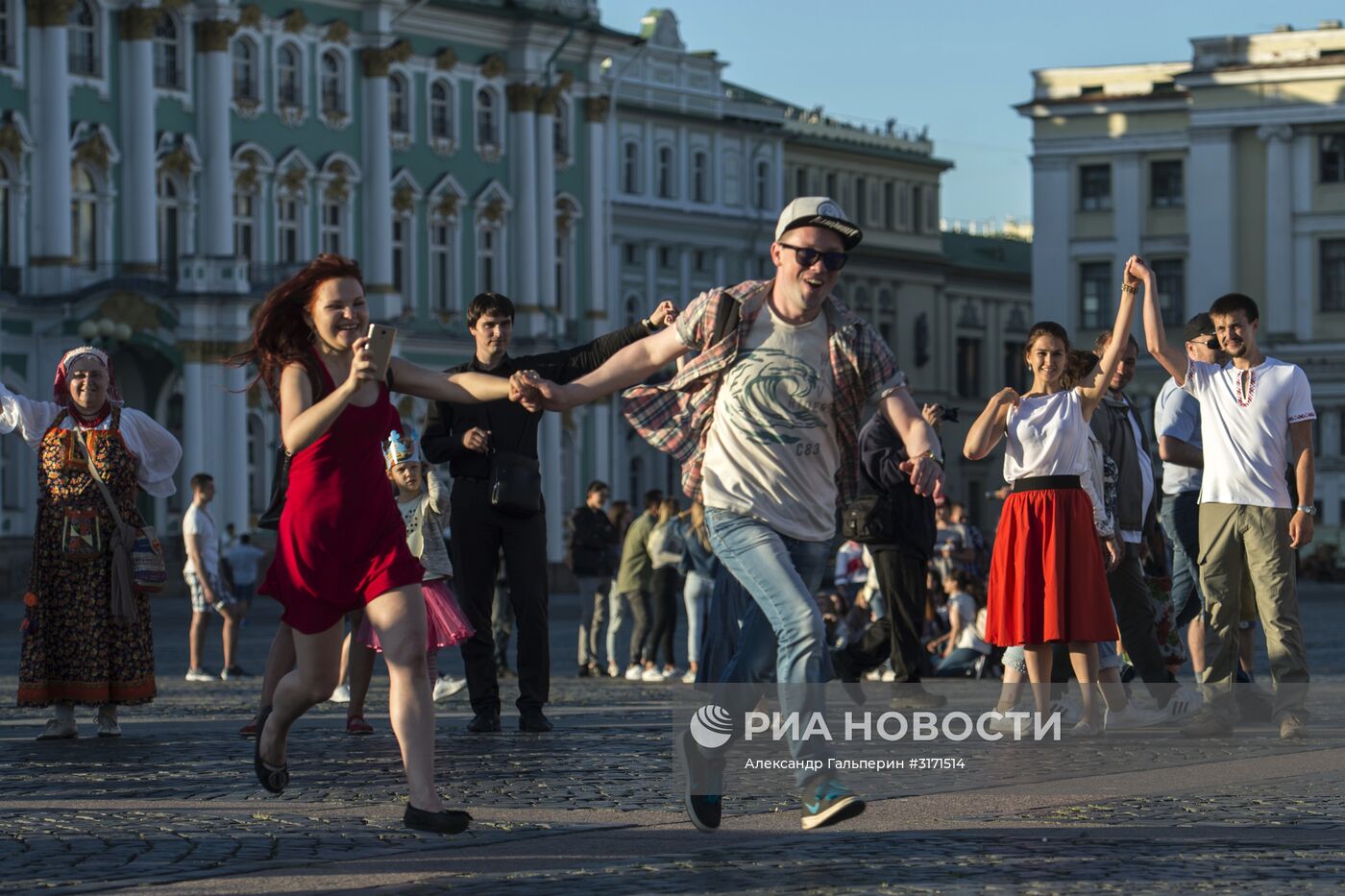 "Большой хоровод мира" на Дворцовой площади в Санкт-Петербурге