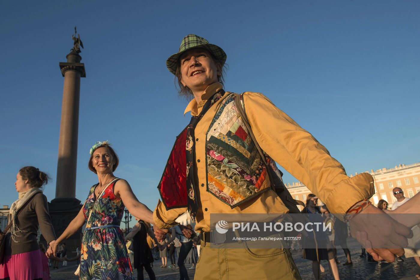 "Большой хоровод мира" на Дворцовой площади в Санкт-Петербурге