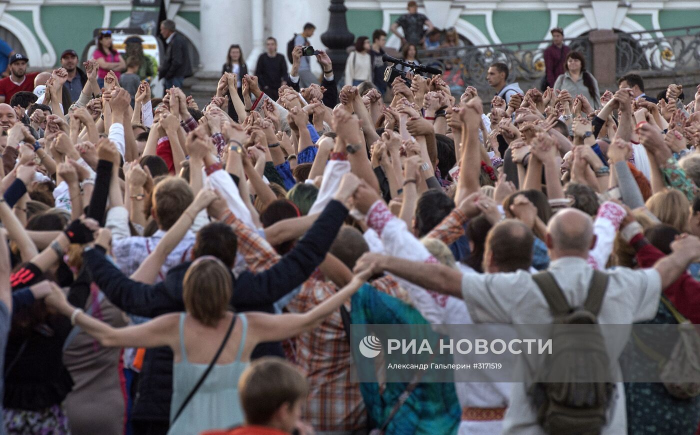 "Большой хоровод мира" на Дворцовой площади в Санкт-Петербурге