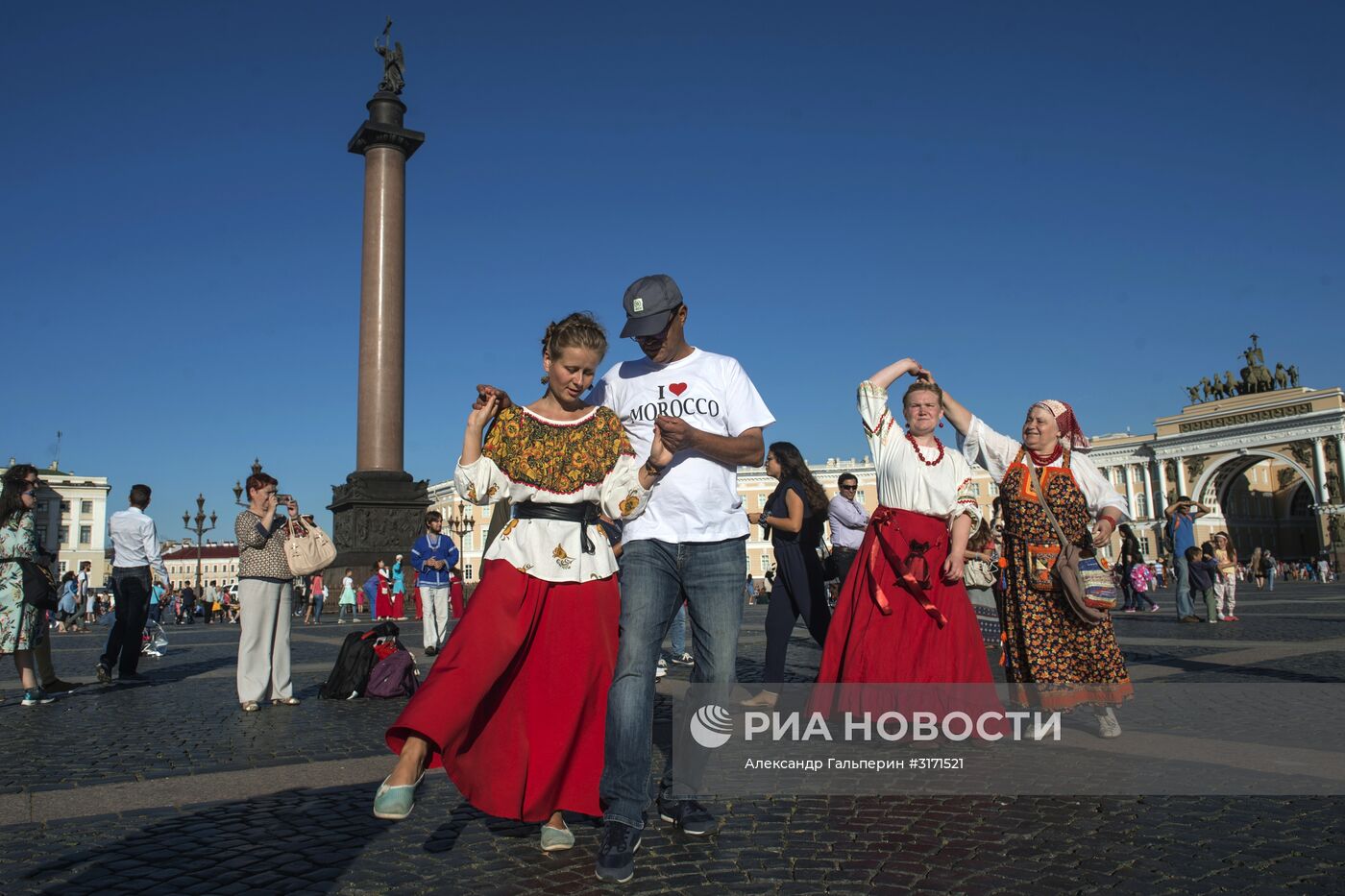 "Большой хоровод мира" на Дворцовой площади в Санкт-Петербурге