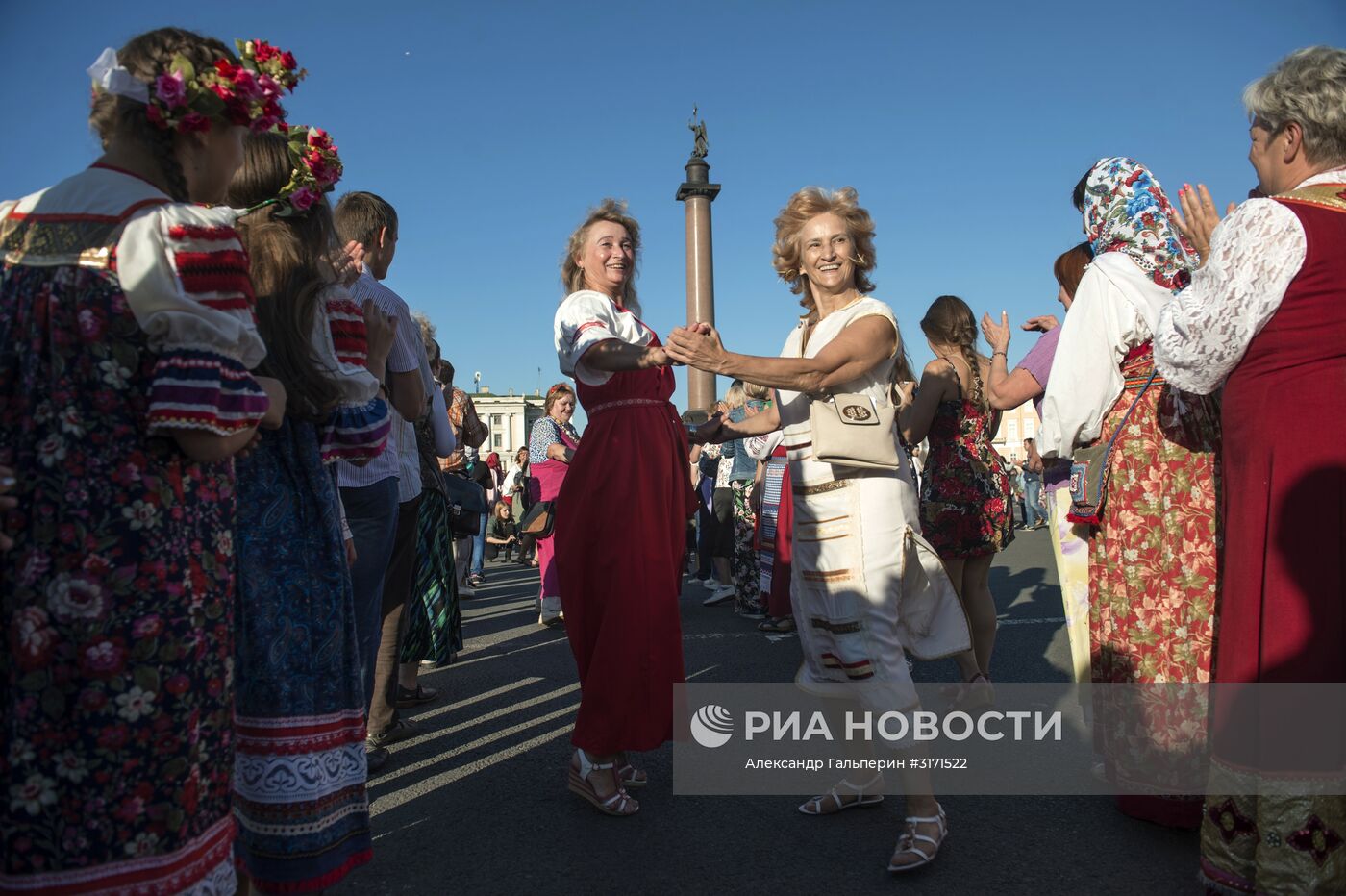 "Большой хоровод мира" на Дворцовой площади в Санкт-Петербурге