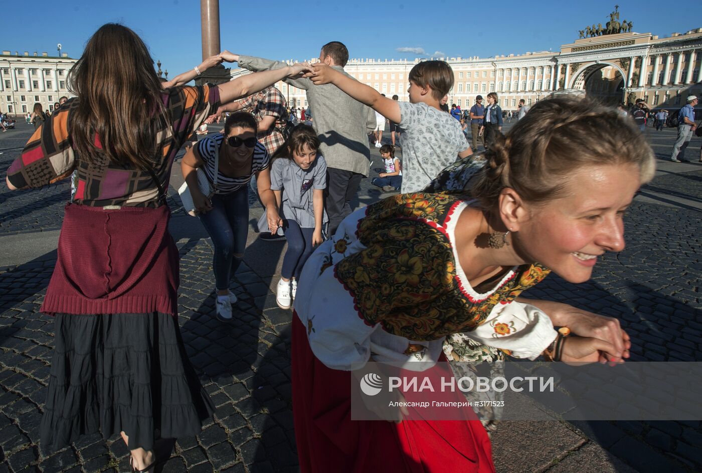 "Большой хоровод мира" на Дворцовой площади в Санкт-Петербурге