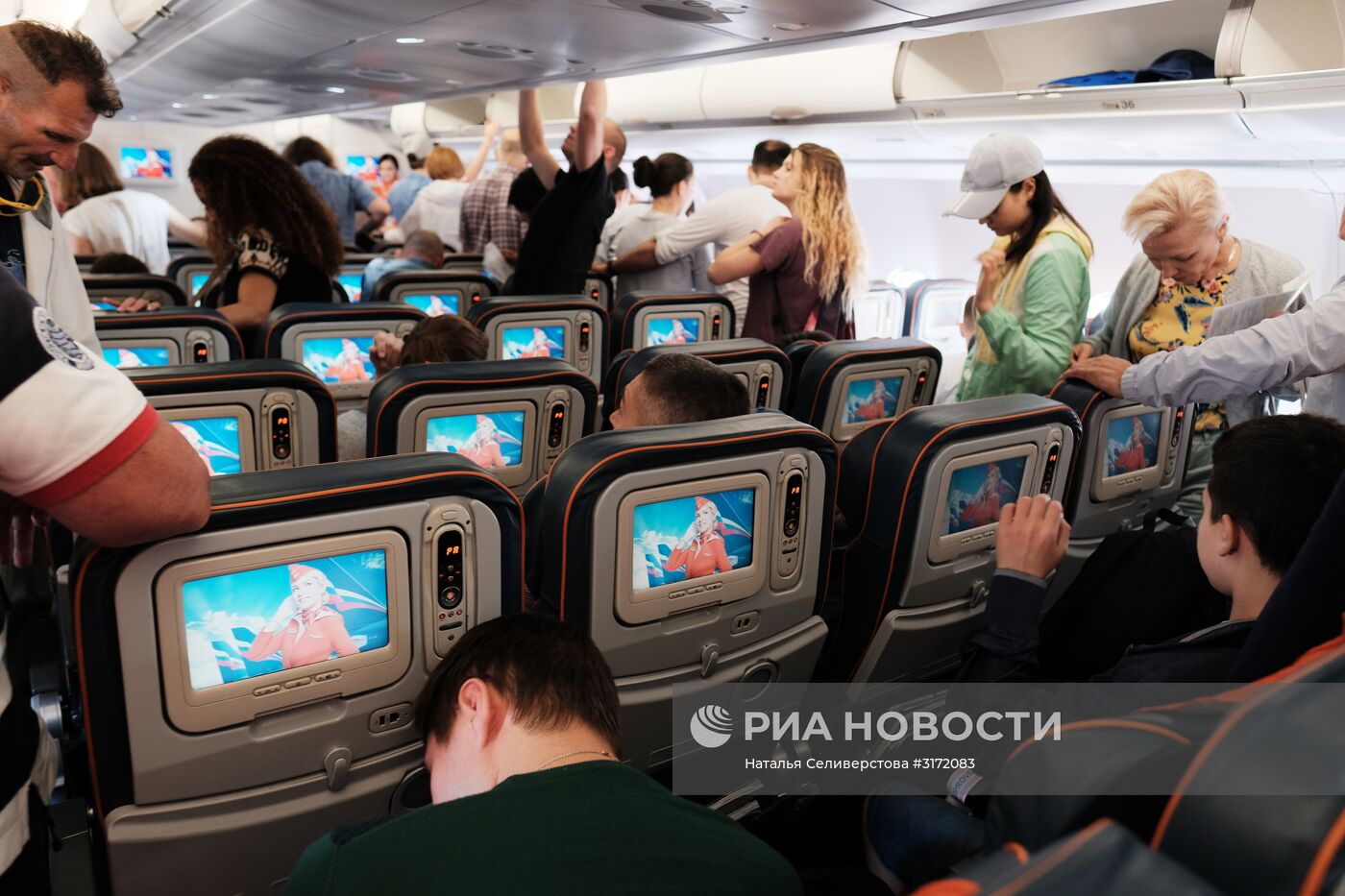 Пассажиры в самолете авиакомпании "Аэрофлот"