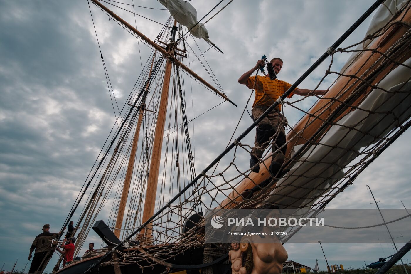 Воссоздание первого крупного корабля Российского военно-морского флота "Полтава" в Санкт-Петербурге