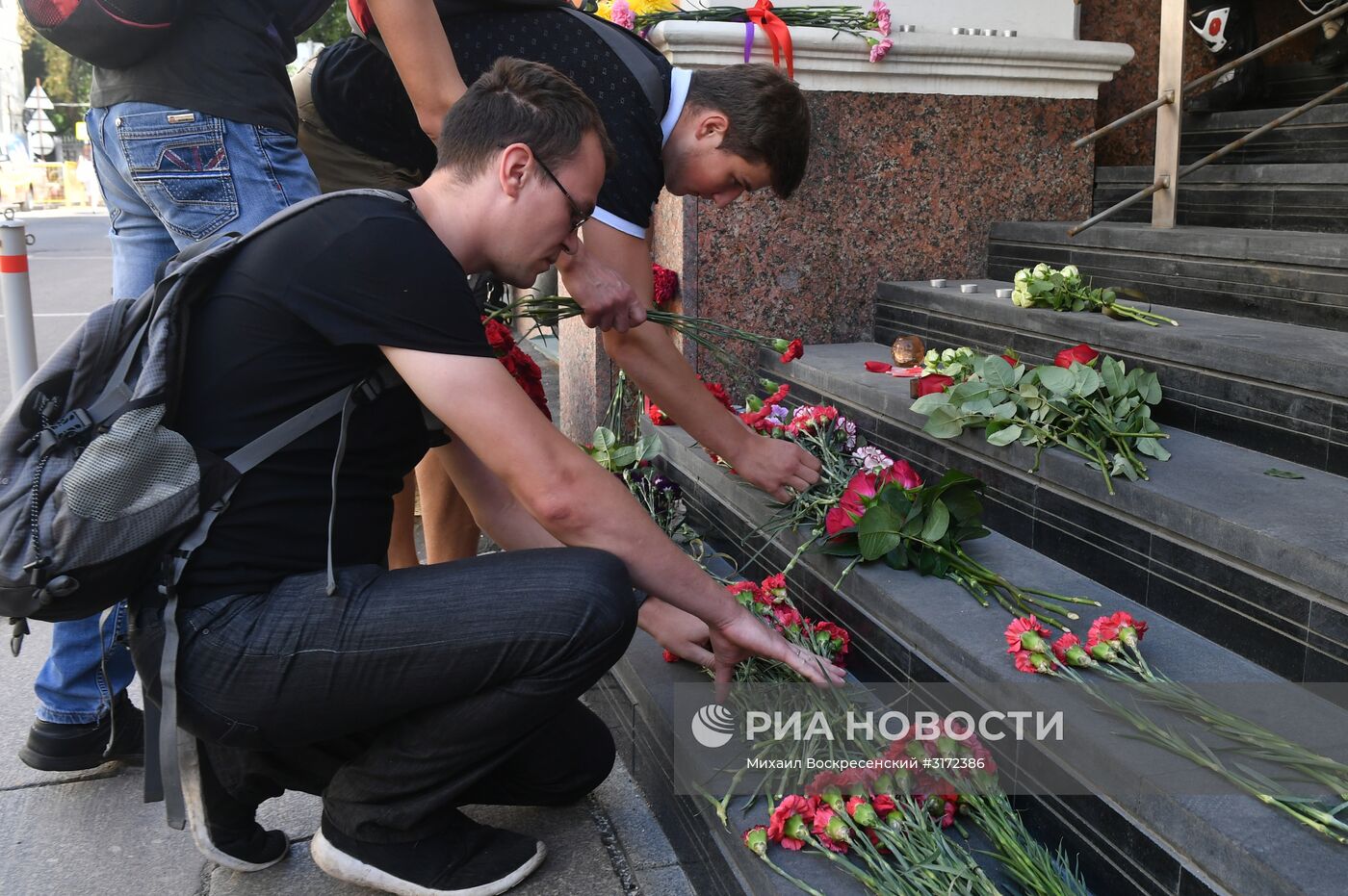 Цветы в память о жертвах теракта в Барселоне