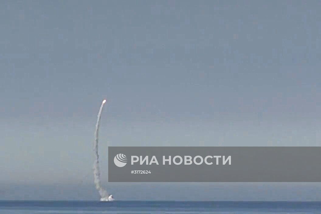 Пуск крылатой ракеты "Калибр" с атомной подводной лодки Северного флота "Северодвинск"
