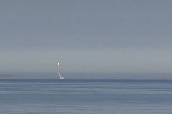 Пуск крылатой ракеты "Калибр" с атомной подводной лодки Северного флота "Северодвинск"