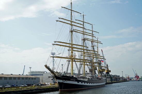 Учебный барк "Крузенштерн" прибыл в порт Калининграда