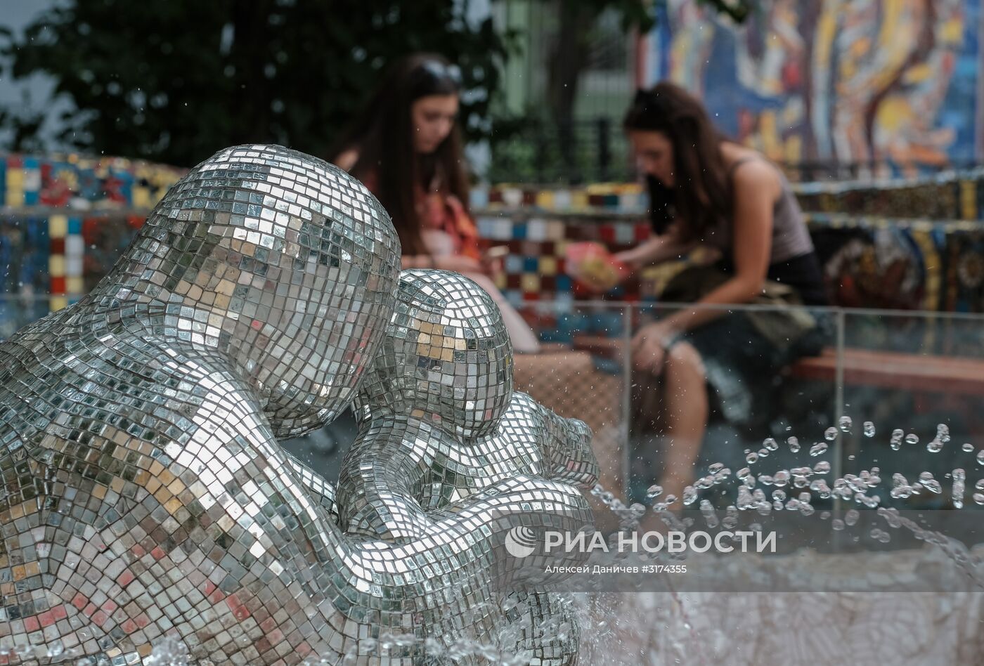 Мозаичный дворик на набережной Фонтанки в Санкт-Петербурге