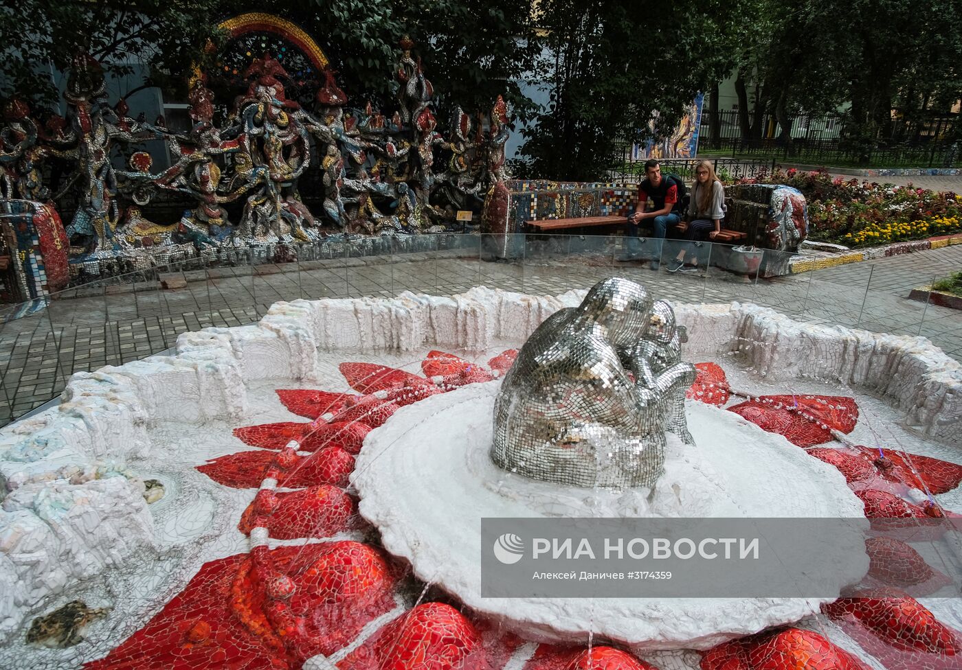 Мозаичный дворик на набережной Фонтанки в Санкт-Петербурге