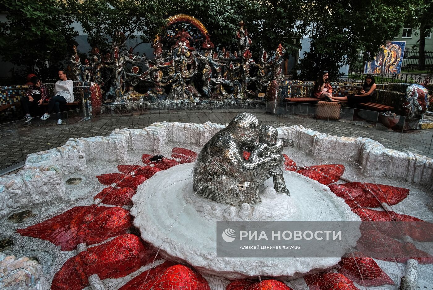 Мозаичный дворик на набережной Фонтанки в Санкт-Петербурге