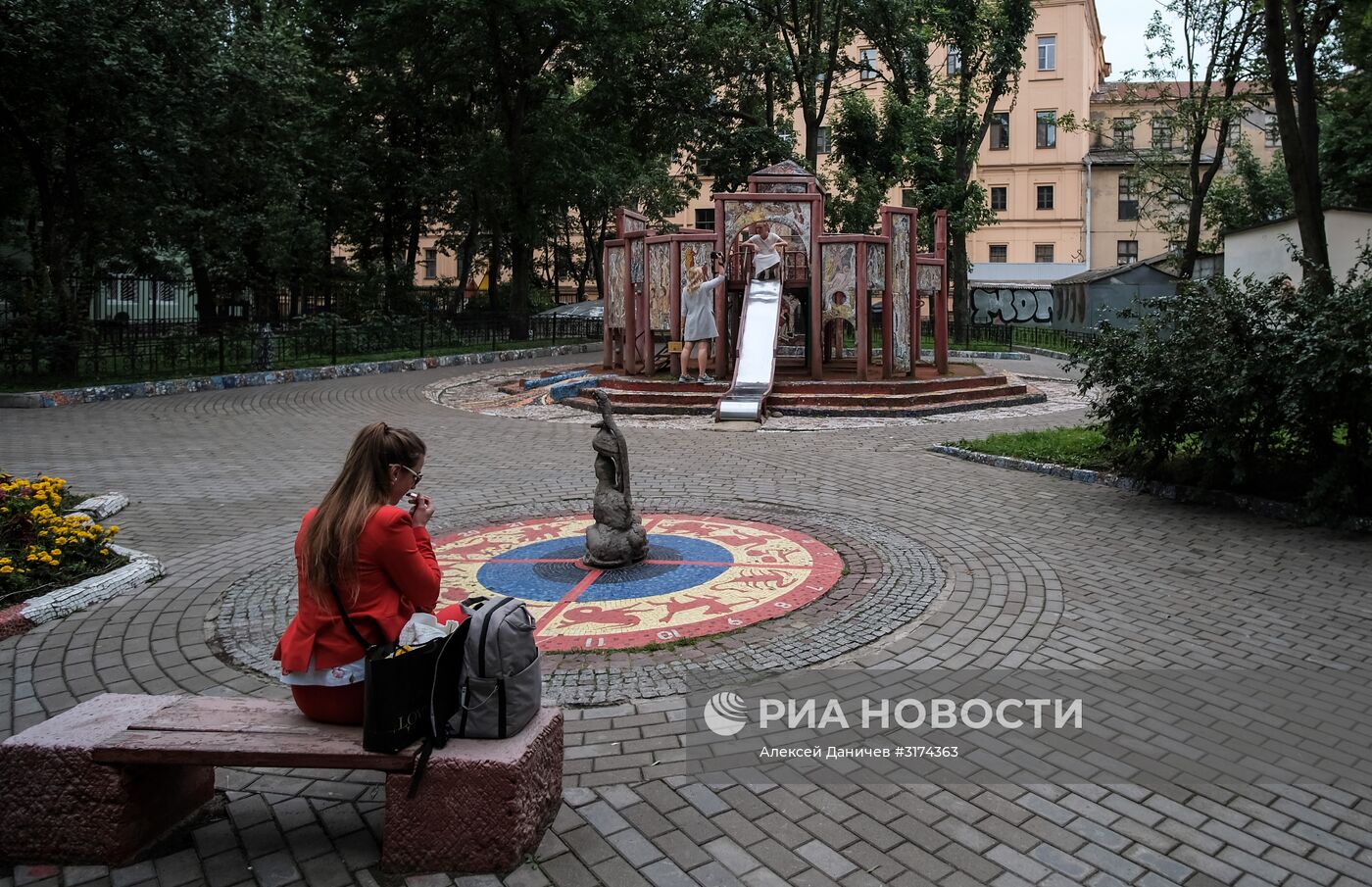 Мозаичный дворик на набережной Фонтанки в Санкт-Петербурге