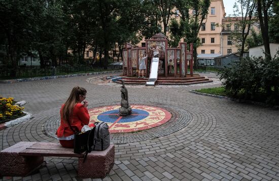 Мозаичный дворик на набережной Фонтанки в Санкт-Петербурге