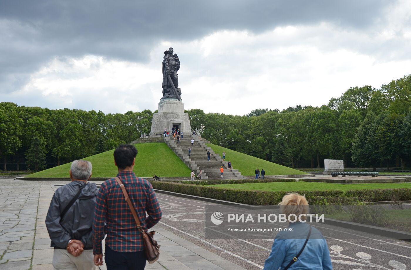 Памятник воину-освободителю в берлинском Трептов-парке