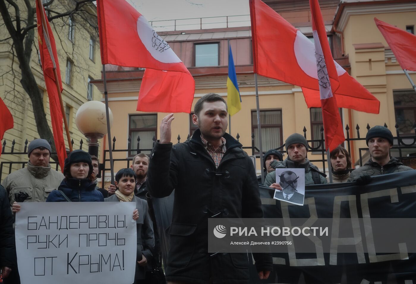 Акция в поддержку населения Крыма возле консульства Украины в Санкт-Петербурге