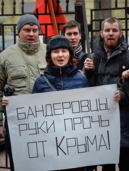 Акция в поддержку населения Крыма возле консульства Украины в Санкт-Петербурге