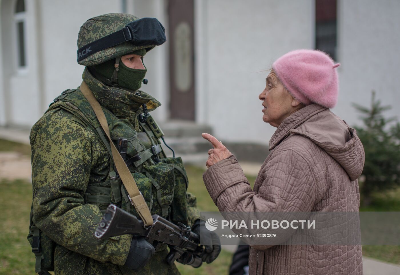 Ситуация у военной базы в селе Перевальное