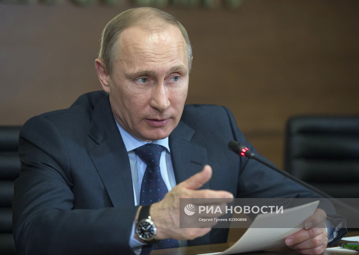 В.Путин провел совещание по вопросам противодействия незаконным финансовым операциям