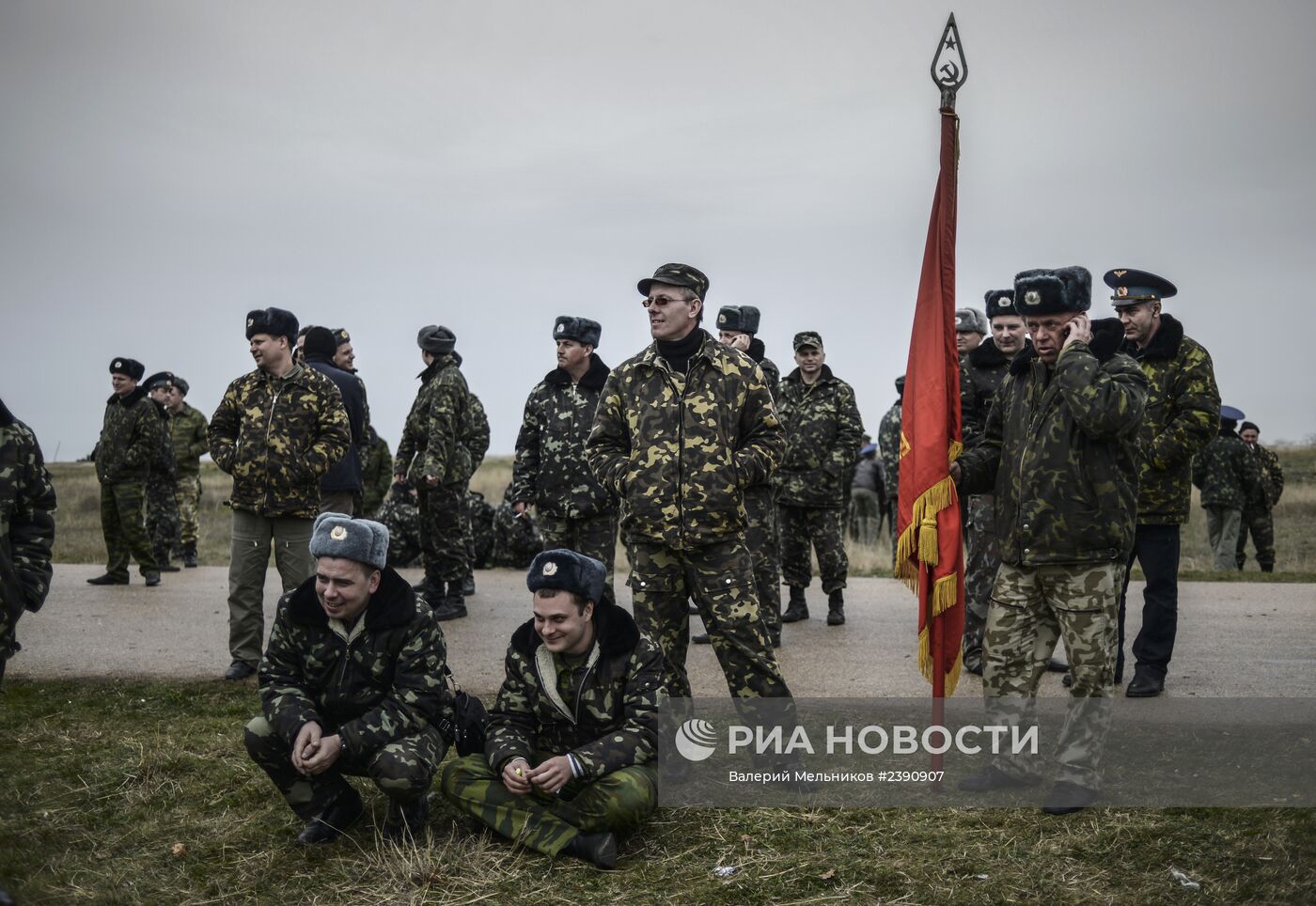 Переговоры украинских военных с представителями самообороны Севастополя на территории аэродрома "Бельбек"