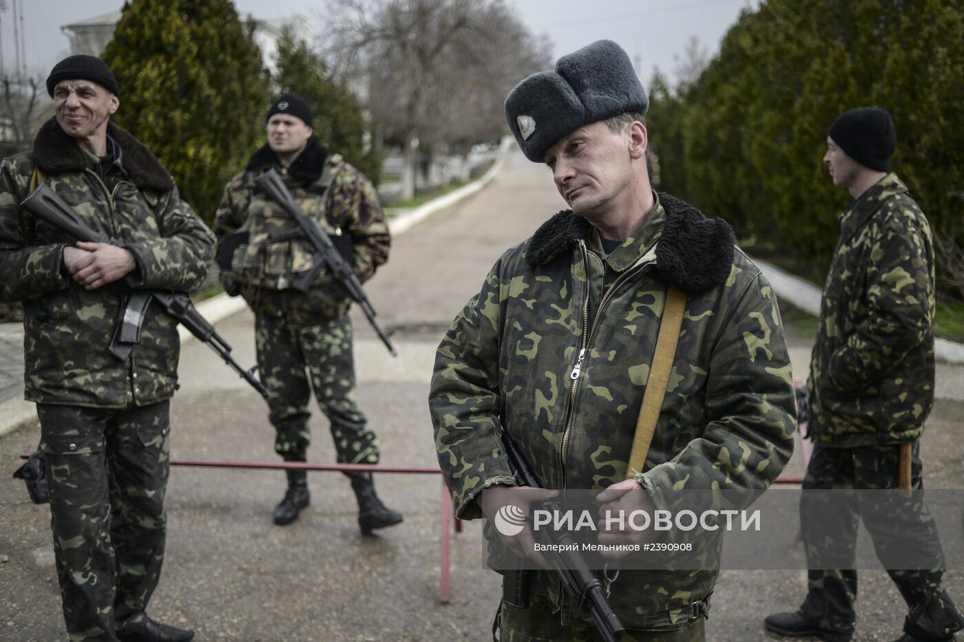 Переговоры украинских военных с представителями самообороны Севастополя на территории аэродрома "Бельбек"